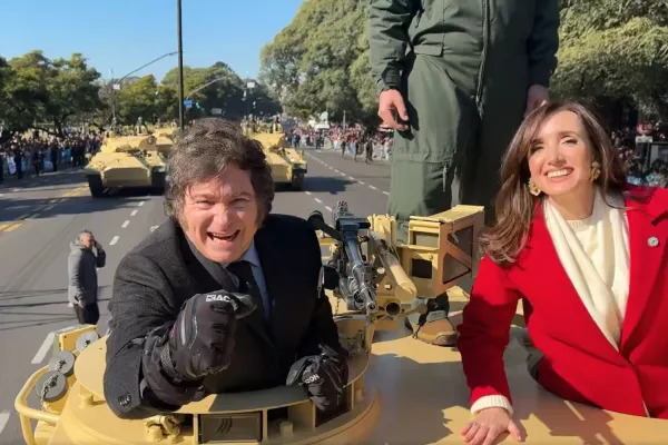 Javier Milei y Victoria Villarruel desfilaron arriba de un tanque militar  por el Día de la Independencia - La Noticia Web